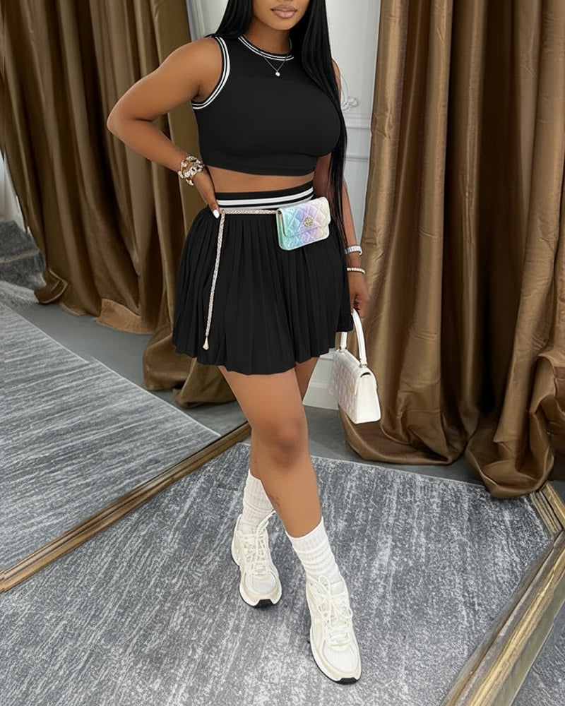 Set da 2 pezzi composto da canotta corta senza maniche con scollo rotondo e minigonna a pieghe con elastico in vita; set casual con inserti a contrasto