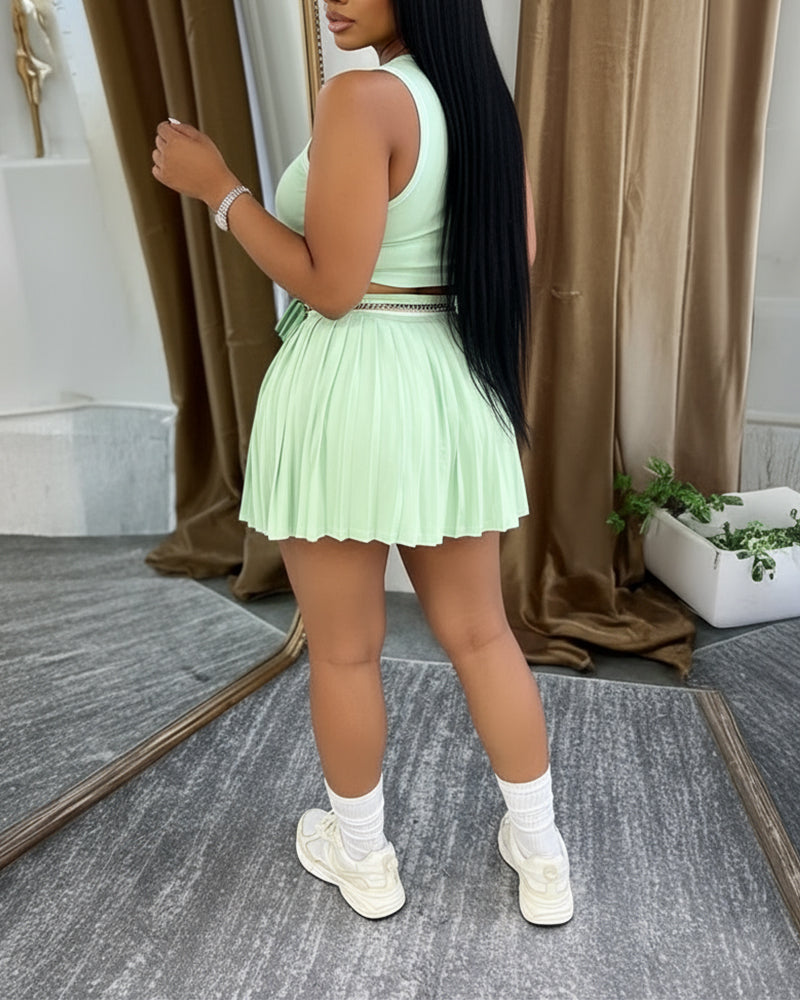 Set da 2 pezzi composto da canotta corta senza maniche con scollo rotondo e minigonna a pieghe con elastico in vita; set casual con inserti a contrasto