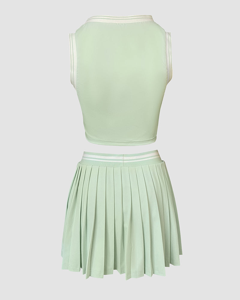 Set da 2 pezzi composto da canotta corta senza maniche con scollo rotondo e minigonna a pieghe con elastico in vita; set casual con inserti a contrasto